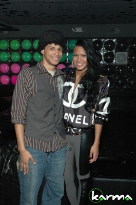 Hot1079_080.jpg